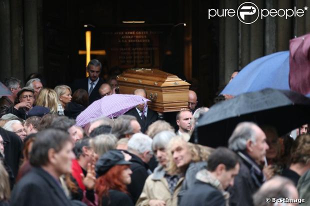 Sortie d'église émouvante pour les proches de Frank Alamo après la cérémonie en l'église de Saint-Germain-des-Prés à Paris, le 18 octobre 2012.