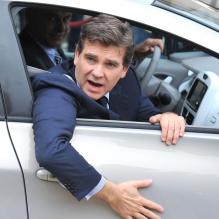 Arnaud Montebourg quitte le conseil des ministres en Renault Zoe électrique au palais de Élysée à Paris le 3 Octobre 2012.