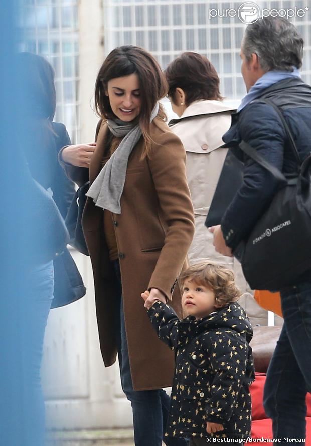 Penélope Cruz, maman attentionnée envers son fils Leo lors de leur arrivée à l'aéroport du Bourget près de Paris le 24 octobre 2012