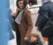 Penélope Cruz, maman attentionnée envers son fils Leo lors de leur arrivée à l'aéroport du Bourget près de Paris le 24 octobre 2012