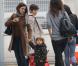 Penélope Cruz et son fils Leo lors de leur arrivée à l'aéroport du Bourget près de Paris le 24 octobre 2012