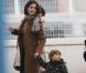 Penélope Cruz, Javier Bardem et leur fils Leo lors de leur arrivée à l'aéroport du Bourget près de Paris le 24 octobre 2012