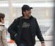 Javier Bardem, heureux de débarquer à Paris avec son fils Leo lors de leur arrivée à l'aéroport du Bourget le 24 octobre 2012