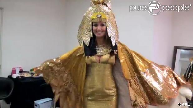 Heidi Klum essaie devant les caméras son costume d'Halloween pour l'année 2012.