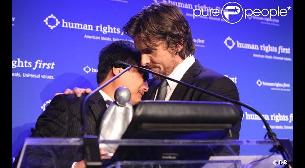 Christian Bale remet le trophée des Droits de l'Homme à l'activiste Chen Guangcheng à New York en octobre 2012
