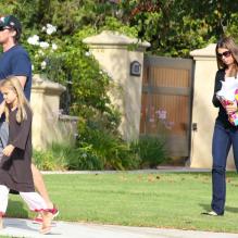 Christian Bale se rend à un anniversaire avec sa femme Sibi Blazic et sa fille Emmeline à Brentwood le 6 octobre 2012