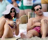 Mad Men - saison 6 : Jon Hamm et la sexy Jessica Paré, tournage à la plage
