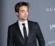 Robert Pattinson prend la pose devant les photographes au  LACMA Art Gala  à Los Angeles le 27 octobre 2012.