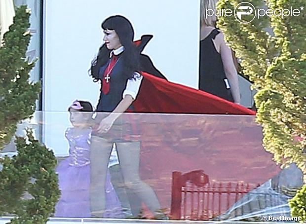 Gwen Stefani déguisée en Dracula sexy pour sa propre fête d'Halloween, le 27 octobre 2012.