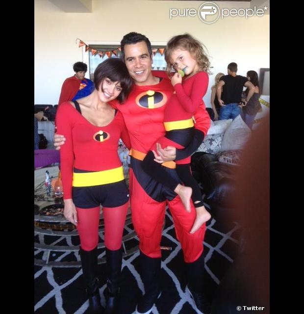 Jessica Alba a posté sur Twitter une photo de son mari Cash Warren et de sa fille Honor Marie déguisés en  Les Indestructibles  pour la fête d'Halloween de Gwen Stefani, le 27 octobre 2012.