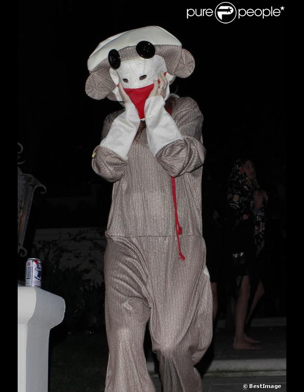 Isla Fisher très bien déguisée se rend à une soirée Halloween, à Beverly Hills, le 29 octobre 2012