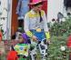 Sandra Bullock heureuse avec son fils Louis pour Halloween dans le quartier de Toluca Lake, Los Angeles, le 31 octobre 2012.