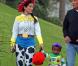 Sandra Bullock et son fils à la chasse aux bonbons dans le quartier de Toluca Lake, Los Angeles, le 31 octobre 2012.