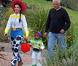 Sandra Bullock et son fils Louis à la chasse aux bonbons dans le quartier de Toluca Lake, Los Angeles, le 31 octobre 2012.