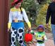 Sandra Bullock et son fils Louis à la chasse aux bonbons dans le quartier de Toluca Lake, Los Angeles, le 31 octobre 2012.