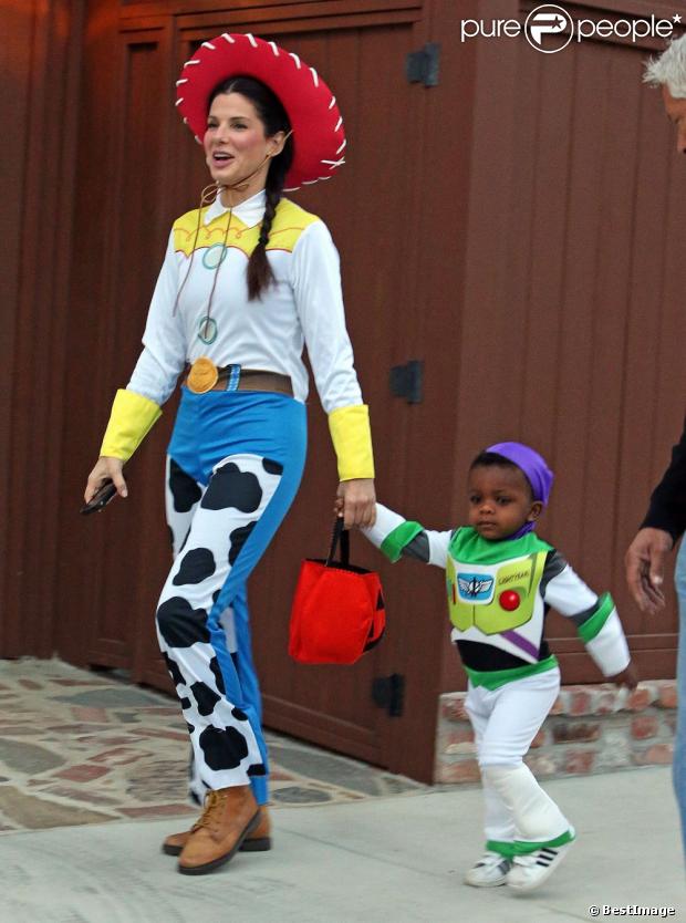 Sandra Bullock et son fils Louis à la chasse aux bonbons dans le quartier de Toluca Lake, Los Angeles, le 31 octobre 2012.