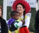 Sandra Bullock et son Louis en Buzz L'Éclair à la chasse aux bonbons dans le quartier de Toluca Lake, Los Angeles, le 31 octobre 2012.