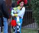 Sandra Bullock et son fils Louis à la chasse aux bonbons dans le quartier de Toluca Lake, Los Angeles, le 31 octobre 2012.