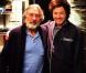 Robert De Niro prend la pose près de Jean dans son restaurant L'Acajou dans le 16e arrondissement de Paris