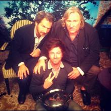 Edouard Baer et Gérard Depardieu entourent Jean Imbert dans son restaurant L'Acajou dans le 16e arrondissement de Paris