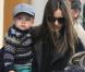 Miranda Kerr : Les jambes nues et lookée pour une balade avec son grand garçon