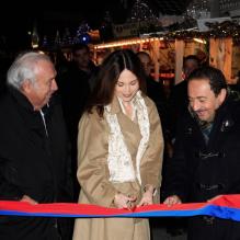 Elsa Zylberstein, Patrick Timsit et le roi des forains Marcel Campion lors de la soirée d'inauguration du village de Noël des Champs-Élysées, le 16 novembre 2012.