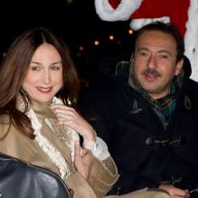 Elsa Zylberstein et Patrick Timsit en calèche lors de la soirée d'inauguration du village de Noël des Champs-Élysées, le 16 novembre 2012.