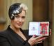 Kate Winslet : Des plumes sur la tête, elle est honorée par Elizabeth II