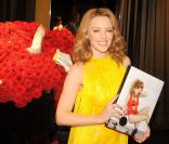 Kylie Minogue, sublime et solaire, célèbre ses plus beaux looks avec ses fans
