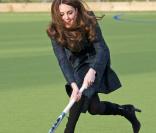 Kate Middleton : Star du hockey, elle se donne à fond, en jupe et hauts talons !