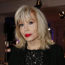 Amanda Lear assiste au diner caritatif organisé par Babeth Djian au profit de l'association AEM (les Amis des Enfants dans le Monde) à l'Espace Pierre Cardin. Paris, le 6 décembre 2012.