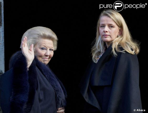 La reine Beatrix des Pays-Bas et la princesse Mabel d'Orange-Nassau. La famille royale des Pays-Bas (la reine Beatrix, le prince Willem-Alexander, la princesse Maxima, le prince Constantijn, la princesse Laurentien et la princesse Mabel) procédait le 12 décembre 2012 à la remise à Eloisa Cartonera du Prix Prince Claus décerné par la fondation Prince Claus, coprésidée par le prince Constantijn et le prince Friso. Ce dernier est toujours dans le coma, à Londres.