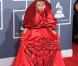 Une robe conceptuelle pour Nicki Minaj qui gâche le tapis rouge avec une néo soutane rouge signée Versace