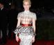 Elisabeth Banks aurait dû trancher : entre la robe d'inspiration japonaise, la tendance péplum et les imprimés graphiques à outrance, on ne sait plus où donner la tête. Et nos yeux en prennent un sacré coup...