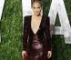 Jennifer Lopez ose le décolleté plongeant pour voler la vedette aux stars de la soirée Vanity Fair post-Oscars 2012