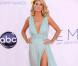 Des fentes à foison, un décolleté étourdissant, Heidi Klum a fait fort dans une robe Alexandre Vauthier lors des Emmy Awards 2012. La rédaction lui attribue la 1ère marche du podium des plus belles robes de l'année.