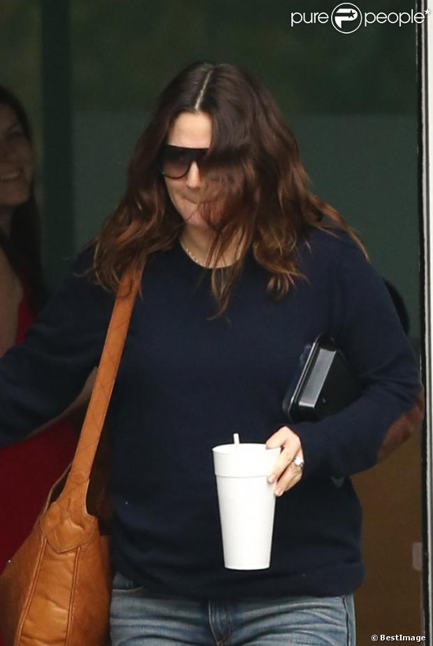 Drew Barrymore quitte son cours de Pilates à Santa Monica, le 14 décembre 2012. Elle souhaite perdre ses rondeurs post-grossesse.