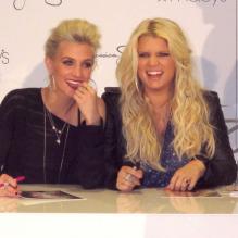 Les soeurs Jessica Simpson et Ashlee Simpson signent des autographes au "South Coast Plaza" de Costa Mesa, le 10 Novembre 2012