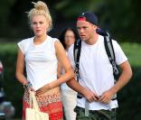 Kim Basinger à Hawaï avec sa fille Ireland Baldwin et le petit-ami de cette dernière Slater Trout. Décembre 2012. La fille ressemble énormément à sa maman.