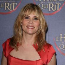 Emmanuelle Seigner est superbe pour l'avant-première du film L'homme qui rit se déroulant au cinéma l'Arlequin à Paris.