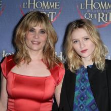 Emmanuelle Seigner et Christa Théret lors de l'avant-première du film L'homme qui rit se déroulant au cinéma l'Arlequin à Paris.