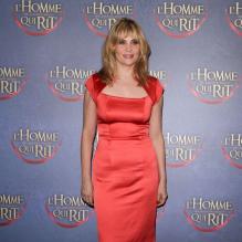 Emmanuelle Seigner joue de ses charmes à l'avant-première du film L'homme qui rit se déroulant au cinéma l'Arlequin à Paris.