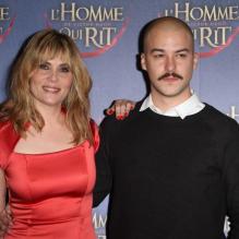 Emmanuelle Seigner et l'acteur Marc-André Grondin lors de l'avant-première du film L'homme qui rit se déroulant au cinéma l'Arlequin à Paris.