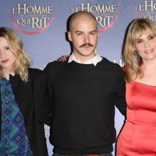 Christa Théret, Marc-André Grondin, Emmanuelle Seigner sont les vedettes du film et du tapis rouge l'avant-première de L'homme qui rit se déroulant au cinéma l'Arlequin à Paris.