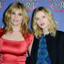 Emmanuelle Seigner et Christa Théret pendant l'avant-première de L'homme qui rit se déroulant au cinéma l'Arlequin à Paris.