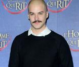 Marc-André Grondin, regard profond, crâne rasé et moustache rétro pour l'avant-première de L'homme qui rit se déroulant au cinéma l'Arlequin à Paris.