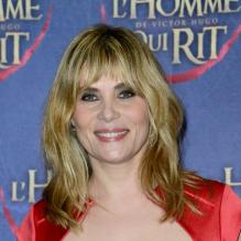 Emmanuelle Seigner est sublime à l'avant-première de L'homme qui rit se déroulant au cinéma l'Arlequin à Paris.