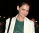 Katie Holmes porte un blazer blanc et une robe en cuir verte : deux pièces accessoirisées de souliers BB de Manolo Blahnik et d'un sac Madame signé Delvaux. New York, le 15 décembre 2012.