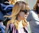 Exclusif - Nicole Richie, habillée de lunettes Chelsea de sa marque House of Harlow 1960, d'une veste IRO et de bottines Balenciaga, quitte l'El Rey Theater avec son fils Sparrow. Los Angeles, le 19 décembre 2012.