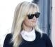 Exclusif - Reese Witherspoon, très chic en noir et blanc avec des lunettes Ray-Ban et un sac Bulgari, fait du shopping à Westwood. Le 20 décembre 2012.